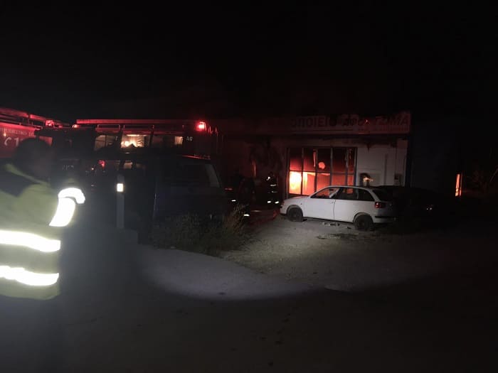 Φανοποιείο παραδόθηκε στις φλόγες 2 fanopoieio2