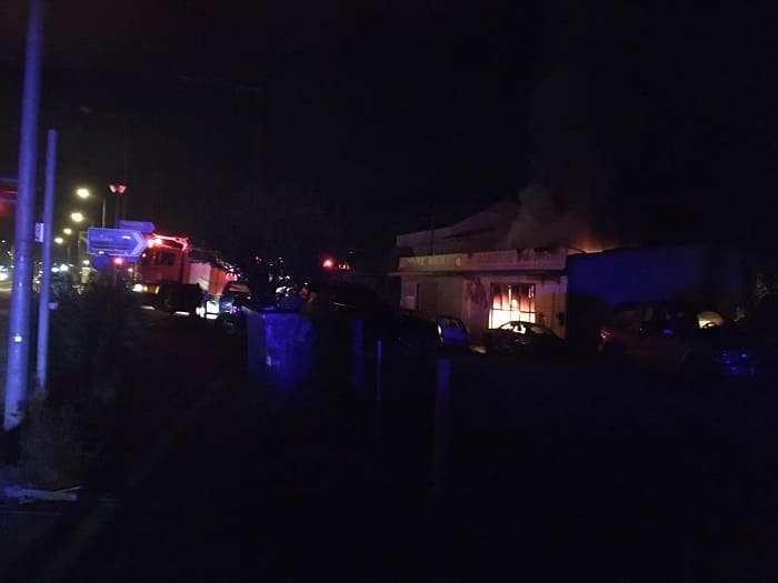 Φανοποιείο παραδόθηκε στις φλόγες 1 fanopoieio3