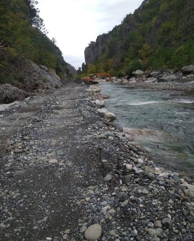 Μηχανήματα και τσιμέντα εντός του Εθνικού Δρυμού! 1 drimos konitsa1