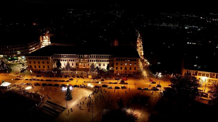 Διαφορετικά και συμβολικά η φωταγώγηση του δέντρου 2 plateia dentro1