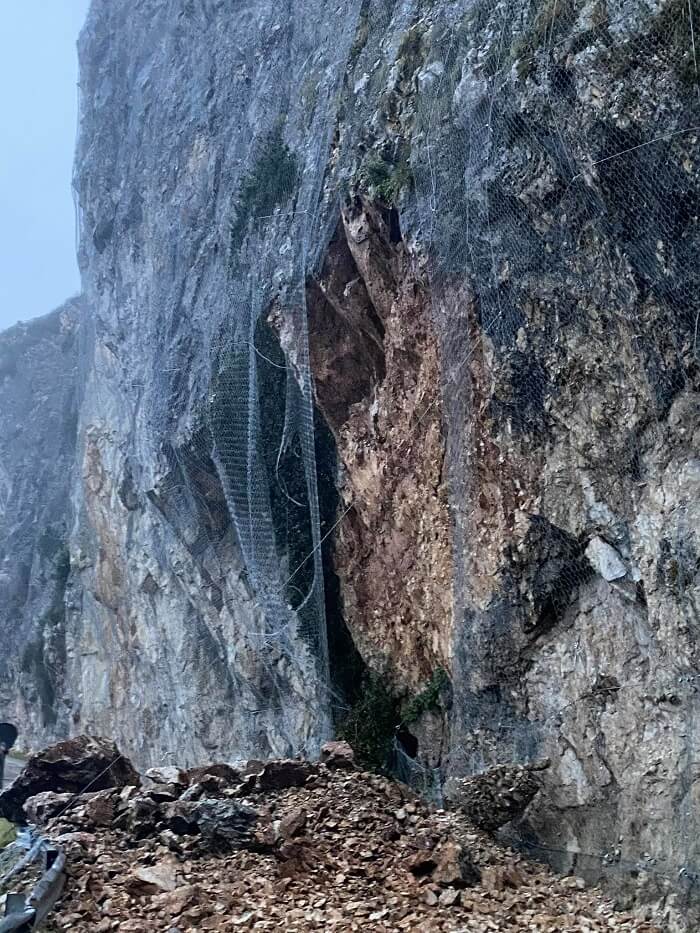 Ιωάννινα- Πράμαντα.. Έπεσαν βράχοι από την έντονη βροχόπτωση 1 vraxoi pramanta1