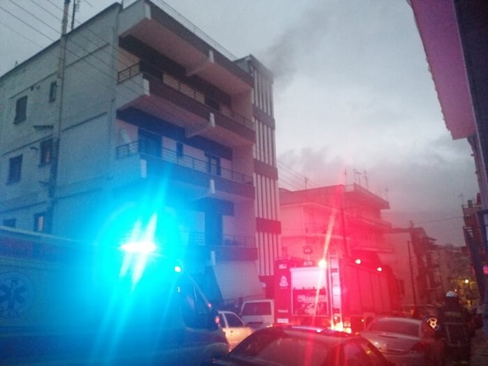 Φωτιά σε διαμέρισμα, απεγκλωβίστηκε ηλικιωμένη 1 fotia diamerisma s