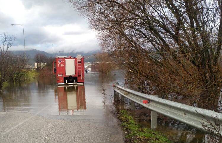 ΙΧ εγκλωβίστηκε στον πλημμυρισμένο δρόμο της Πεδινής 1 pirosvestiki plimmira pedini1