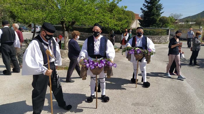 Αναβίωσαν στην Κοπάνη το «Μοιρολόι της Παναγίας» 1 kopani etimo1