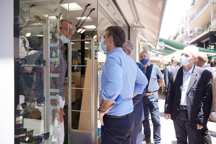 Και… πρωθυπουργική βόλτα στο κέντρο των Ιωαννίνων-ΦΩΤΟ 3 mitsotakis volta2