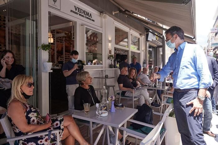 Και… πρωθυπουργική βόλτα στο κέντρο των Ιωαννίνων-ΦΩΤΟ 2 mitsotakis volta3