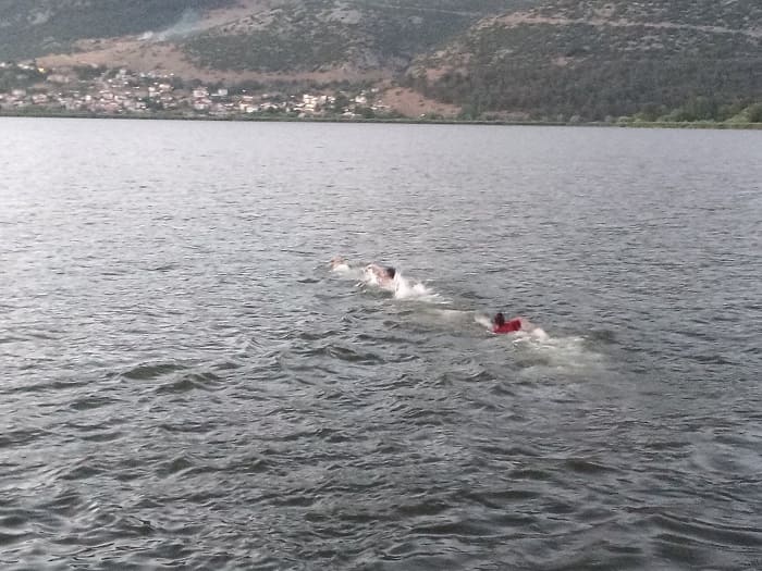 Βούτηξαν στην λίμνη για το σκύλο τους! 1 limni skilos1