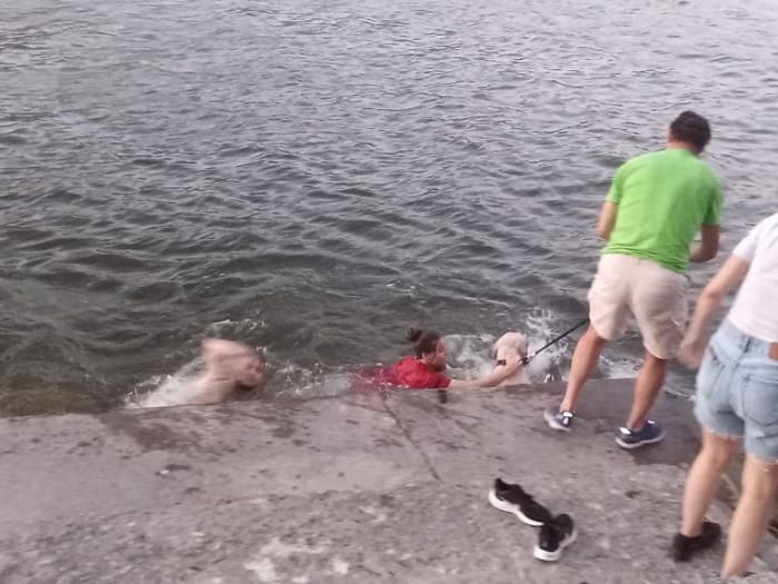 Βούτηξαν στην λίμνη για το σκύλο τους! 2 limni skilos2