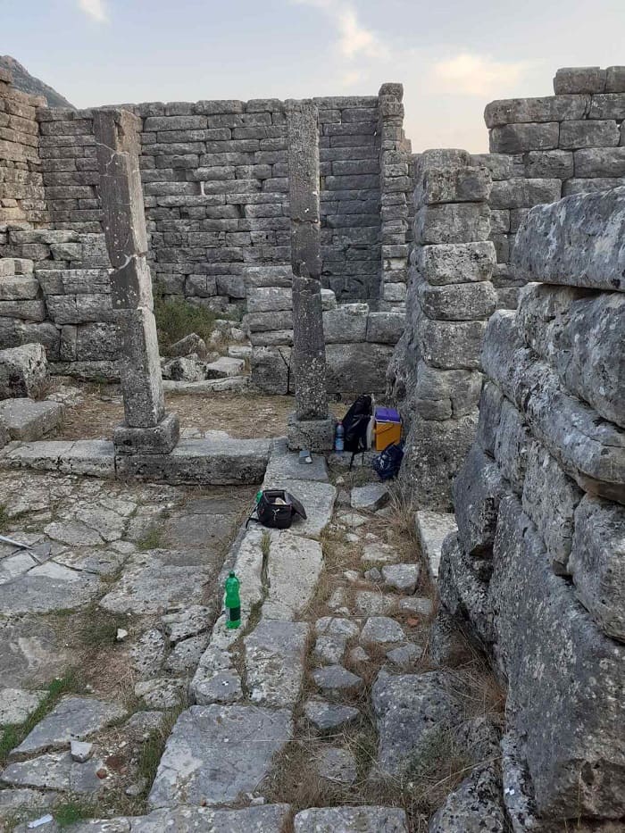 Γερμανοί αρχαιολόγοι στο Όρραον.. Μελετούν την αρχαία οικία-ΦΩΤΟ 1 orraon germanoi1