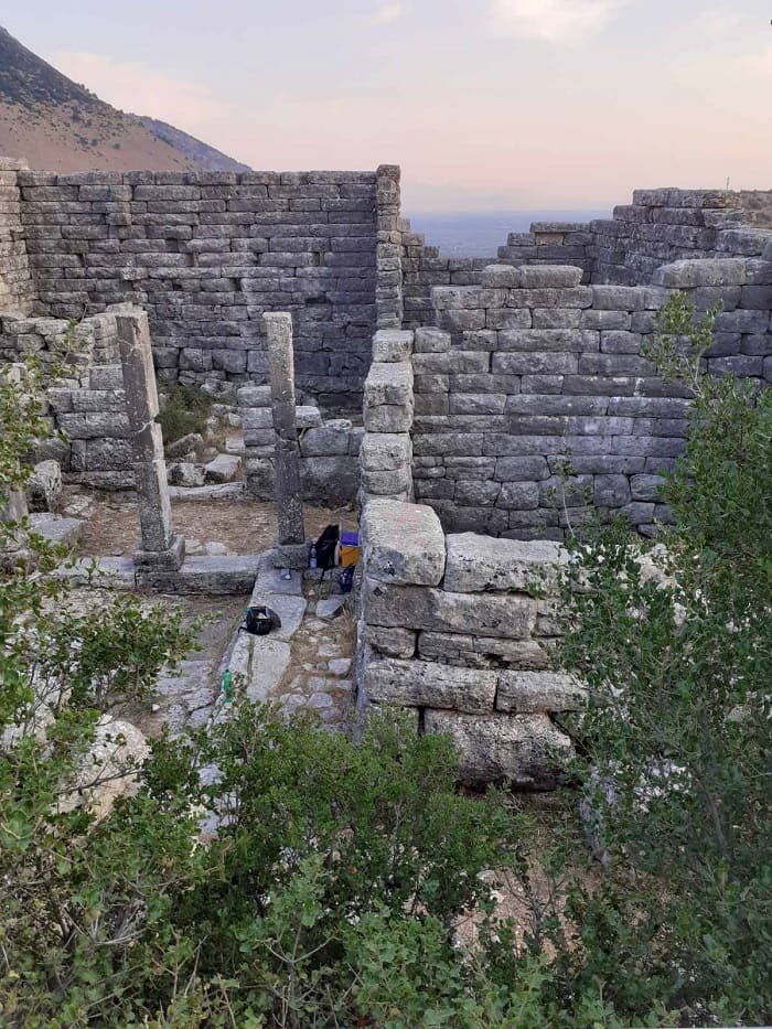 Γερμανοί αρχαιολόγοι στο Όρραον.. Μελετούν την αρχαία οικία-ΦΩΤΟ 2 orraon germanoi2