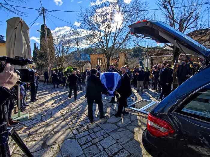 Τελευταίο χειροκρότημα στο Νησί για τον Κάρολο Παπούλια 3 papoulias kideia3