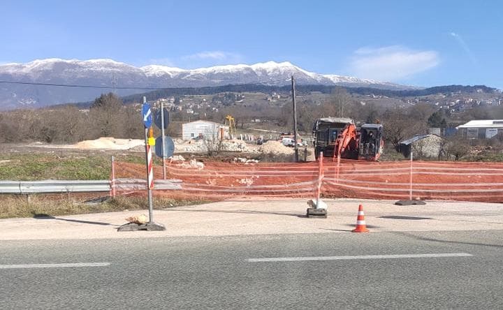 parakampsi petropoulaki