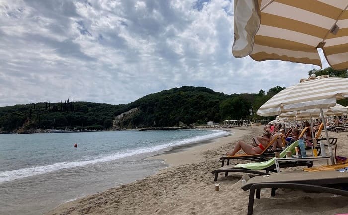 Ομπρέλες, ξαπλώστρες και βουτιές στα παράλια της Ηπείρου! 1 valtos maios1