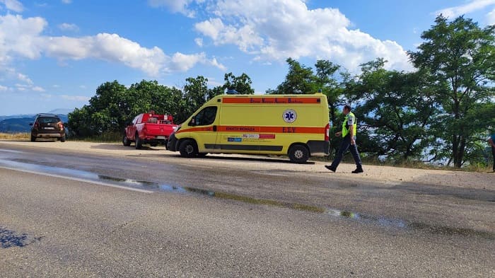 ΙΧ κατέληξε σε γκρεμό, απεγκλωβίστηκε σώος ο οδηγός 1 atixima eo metsovou1