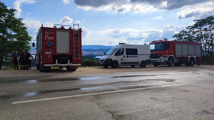 ΙΧ κατέληξε σε γκρεμό, απεγκλωβίστηκε σώος ο οδηγός 2 atixima eo metsovou2