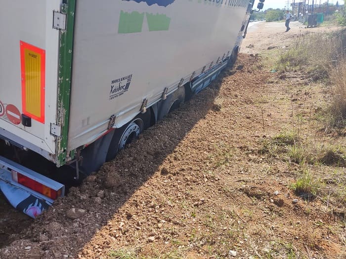 «Βούλιαξε» το φορτηγό στην Εθνική! 1 fortigo etniki1