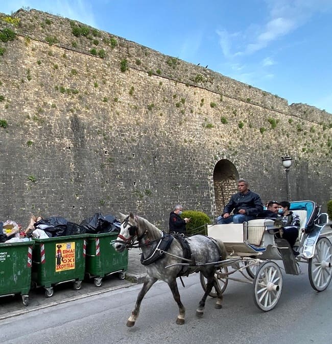 Οι κάδοι απορριμμάτων στα Γιάννινα αφηγούνται ιστορίες 1 kadoi afiese1