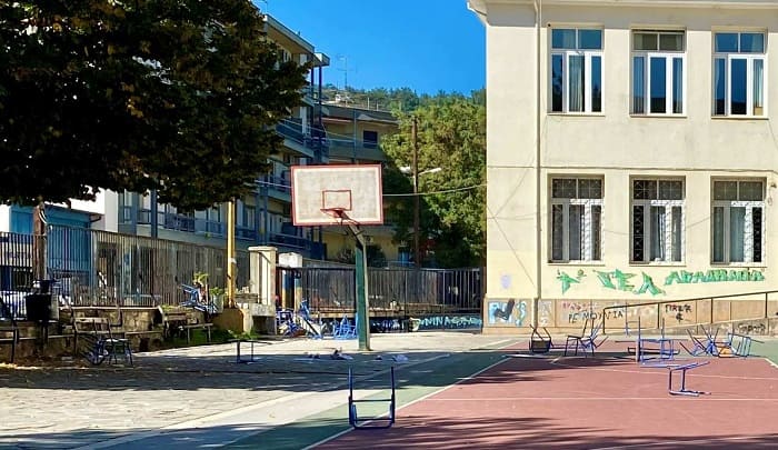 Εικόνες θλίψης στο 4ο Λύκειο.. 1 spasmena 4o likeio1