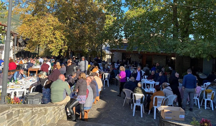 Γεμάτες πλατείες, γλέντια, τσίπουρα και ξεφάντωμα.. 1 vourmpiani plateia