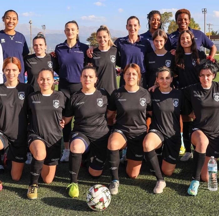 Το πιο θερμό χειροκρότημα για έναν αγώνα ευαισθητοποίησης 2 pas ginaikeia