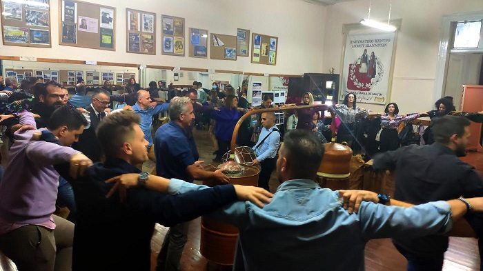 tmima paradosiakon tsipoura