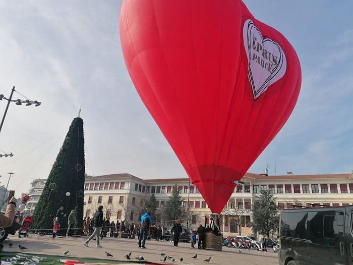 Αερόστατο, κεράσματα, πολυκοσμία και ευχές 1 aerostato