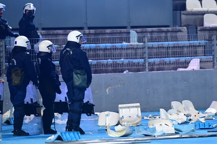 Καρεκλοπόλεμος με οπαδούς και αστυνομία στο γήπεδο 1 gipedo ep1