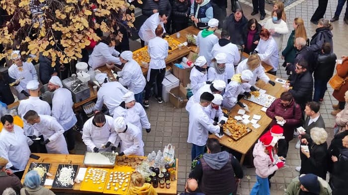 Αερόστατο, κεράσματα, πολυκοσμία και ευχές 4 kerasmata