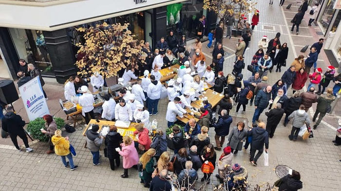Αερόστατο, κεράσματα, πολυκοσμία και ευχές 3 kerasmata1