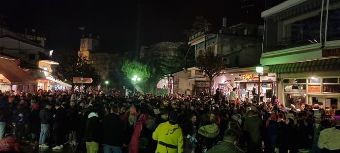 «Βούλιαξαν» το Κάστρο και το ιστορικό κέντρο 1 apokries kastro1