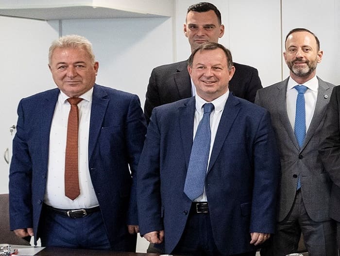 Βουλευτής και Δήμαρχος πανηγυρίζουν για τη σύμβαση που δεν γνωρίζουν.. 1 taiped olig1