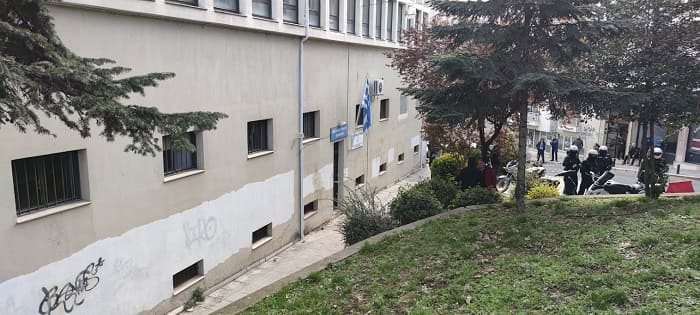 Ένταση και αποδοκιμασίες στο Δικαστικό Μέγαρο Ιωαννίνων 2 dikastiko pas2