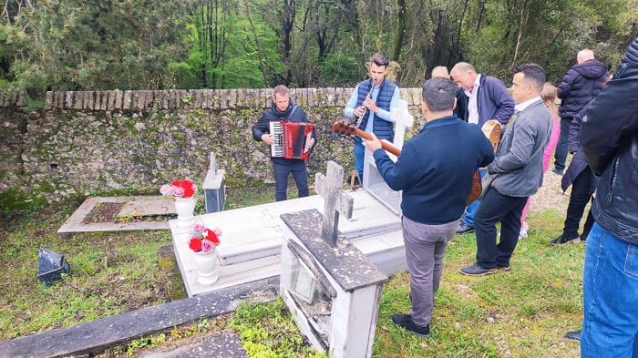 Γηρομέρι.. Με τα κλαρίνα στους νεκρούς τους! 1 nekrotafeio giromeri1