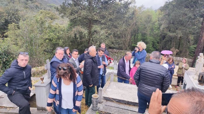 Γηρομέρι.. Με τα κλαρίνα στους νεκρούς τους! 2 nekrotafeio giromeri2