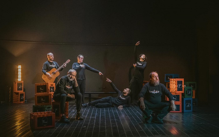 to telos tis mikris mas polis