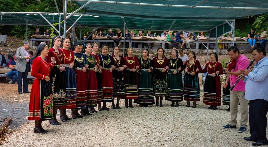 paradosiaki ekdilosi pogoni