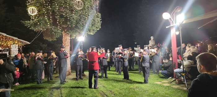 «Άναψε» το Χριστουγεννιάτικο δέντρο των Ιωαννίνων 1 dentro ioannina2