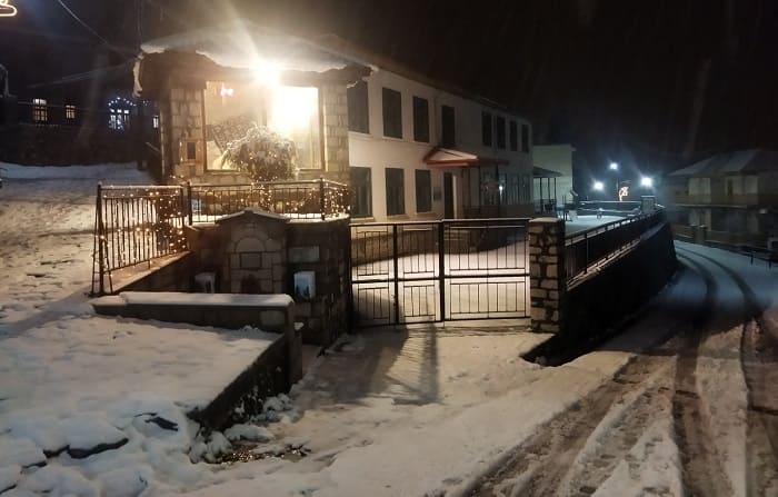 Μηλιά στα λευκά και σε… σκηνικό Χριστουγέννων! 1 milia