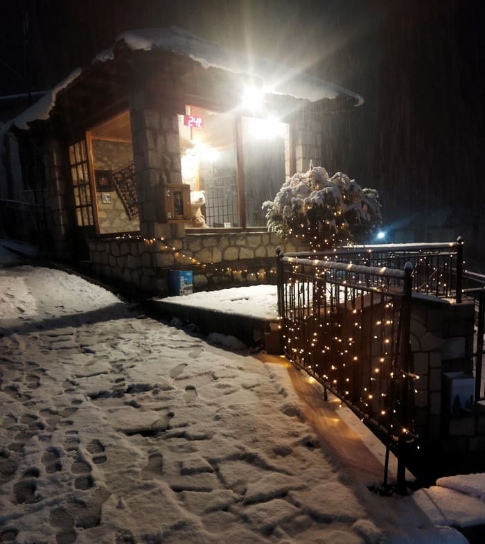 Μηλιά στα λευκά και σε… σκηνικό Χριστουγέννων! 2 milia