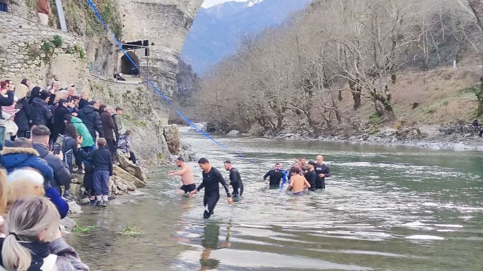 Δέκα κολυμβητές στα νερά του Αώου- Εντυπωσιακή τελετή στο γεφύρι της Κόνιτσας! 2 agiasmos komitsa2