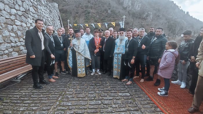 Δέκα κολυμβητές στα νερά του Αώου- Εντυπωσιακή τελετή στο γεφύρι της Κόνιτσας! 3 agiasmos komitsa4