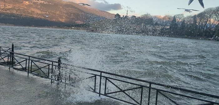 «Ανεμοδαρμένη» Παμβώτιδα! 4 limni