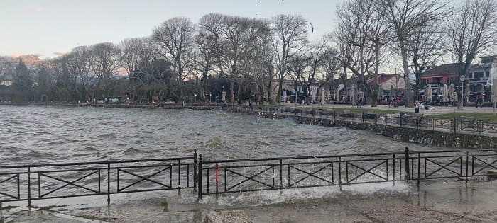 «Ανεμοδαρμένη» Παμβώτιδα! 1 limni