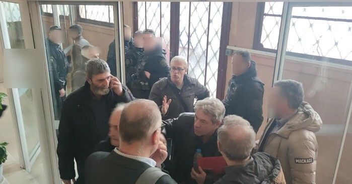 Ένταση στην Περιφέρεια… Εντός κι εκτός κτιρίου… 1 perifereia e censored