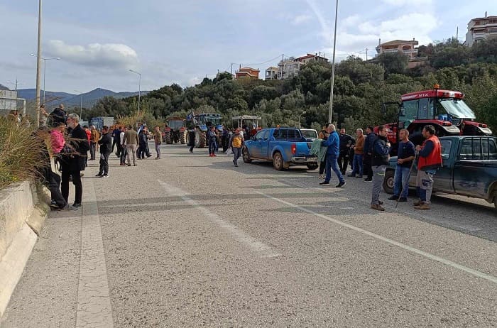 Επί της Εγνατίας οι αγρότες της Θεσπρωτίας.. Έσπασαν το μπλόκο της Αστυνομίας ΦΩΤΟ-ΒΙΝΤΕΟ 2 egnatia agrotes2