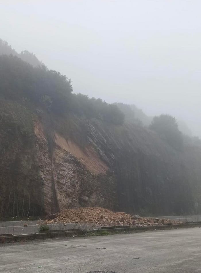 Μεγάλη κατολίσθηση στην Ασφάκα- Έκλεισε η Εθνική 1 asfaka katolistisi1