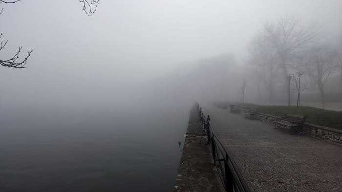 Στο κέντρο ήλιος, στην παραλίμνιο πυκνή ομίχλη! 1 omixli limni1