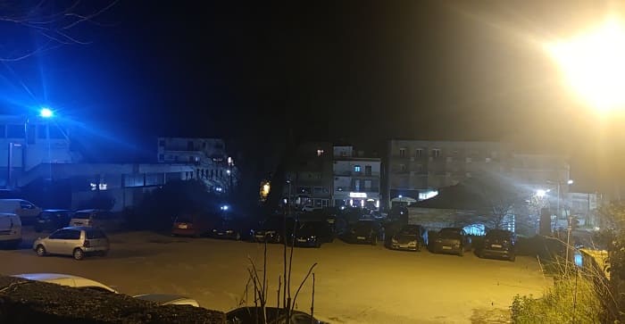 Ανήλικοι αλλοδαποί μαχαιρώθηκαν στο πάρκινγκ.. Δύο τραυματίες, μία σύλληψη και προσαγωγές 1 parkingk cradi