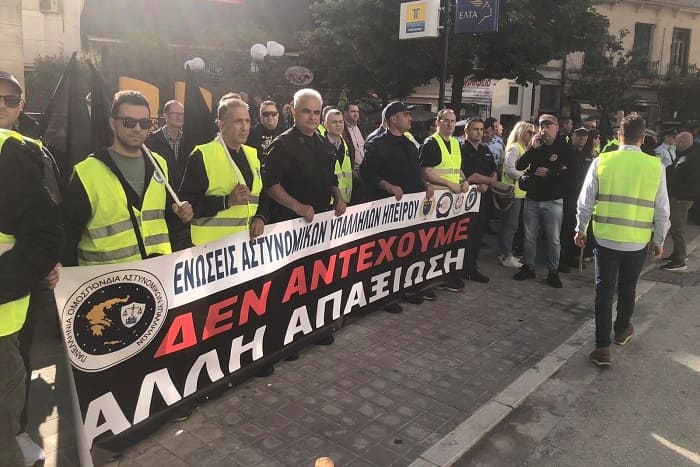 Με σημαίες και πανό οι αστυνομικοί της Ηπείρου υποδέχθηκαν τον Υφυπουργό τους! 1 diamartia astinomikon1