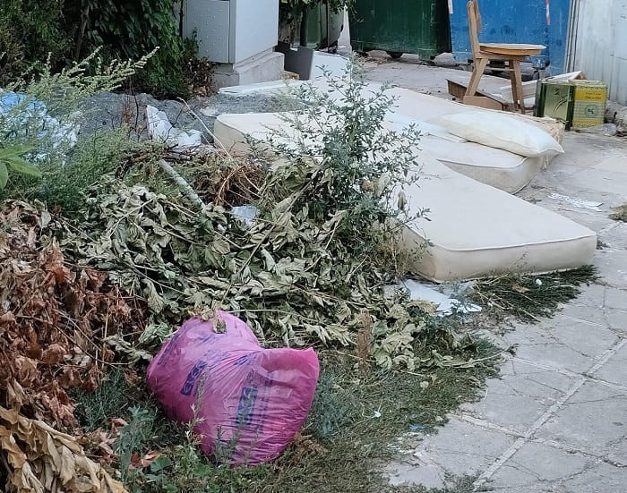 Πλατεία Καραβατιάς… μια πραγματική χωματερή… 1 karavatia skoupidia